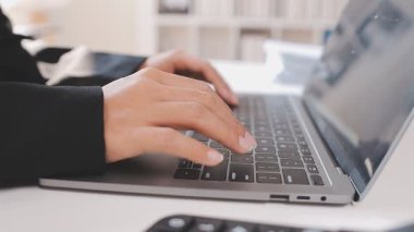 Ofiste tek başına çalışırken daktilo eden ve e-posta gönderen bir resepsiyonistin elleri. Bir sekreter, müdürünün iş programını düzenlerken, bir yandan da rapor yazıyor.