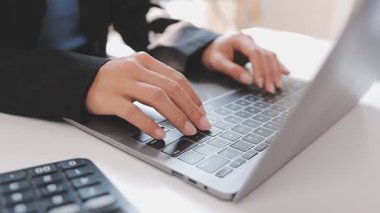 Ofiste tek başına çalışırken daktilo eden ve e-posta gönderen bir resepsiyonistin elleri. Bir sekreter, müdürünün iş programını düzenlerken, bir yandan da rapor yazıyor.