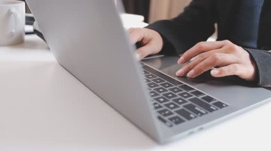 Ofiste tek başına çalışırken daktilo eden ve e-posta gönderen bir resepsiyonistin elleri. Bir sekreter, müdürünün iş programını düzenlerken, bir yandan da rapor yazıyor.