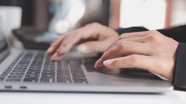 Ofiste tek başına çalışırken daktilo eden ve e-posta gönderen bir resepsiyonistin elleri. Bir sekreter, müdürünün iş programını düzenlerken, bir yandan da rapor yazıyor.