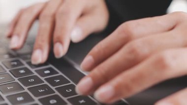 Ofiste tek başına çalışırken daktilo eden ve e-posta gönderen bir resepsiyonistin elleri. Bir sekreter, müdürünün iş programını düzenlerken, bir yandan da rapor yazıyor.