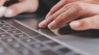 Ofiste tek başına çalışırken daktilo eden ve e-posta gönderen bir resepsiyonistin elleri. Bir sekreter, müdürünün iş programını düzenlerken, bir yandan da rapor yazıyor.