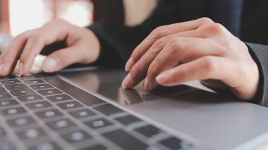 Ofiste tek başına çalışırken daktilo eden ve e-posta gönderen bir resepsiyonistin elleri. Bir sekreter, müdürünün iş programını düzenlerken, bir yandan da rapor yazıyor.