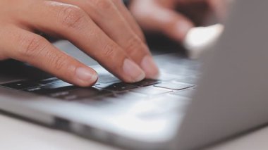 Ofiste tek başına çalışırken daktilo eden ve e-posta gönderen bir resepsiyonistin elleri. Bir sekreter, müdürünün iş programını düzenlerken, bir yandan da rapor yazıyor.