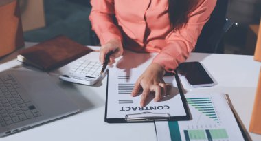 Girişim, küçük işletme, KOBİ sahibi online siparişleri kontrol ediyor. Veri günlüğü iş büyümesi, ürünler satmak, kutularla çalışmak. Ev işlerinde serbest çalışma. Çevrimiçi iş dünyası küçük organizasyon.