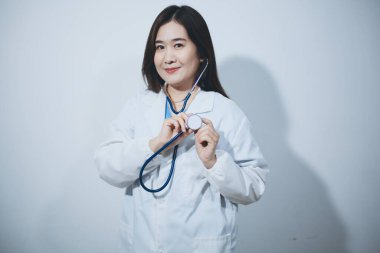 Elinde steteskop tutan genç bir erkek doktor.