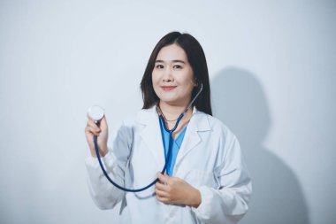 Elinde steteskop tutan genç bir erkek doktor.