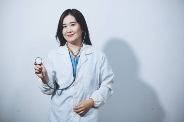 Elinde steteskop tutan genç bir erkek doktor.