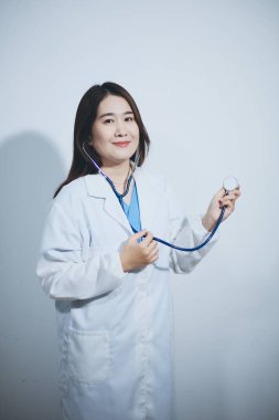 Elinde steteskop tutan genç bir erkek doktor.