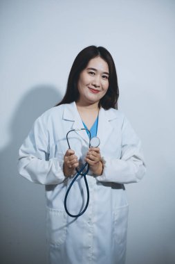 Elinde steteskop tutan genç bir erkek doktor.