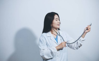 Elinde steteskop tutan genç bir erkek doktor.