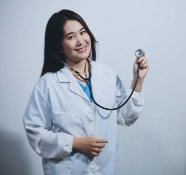 Elinde steteskop tutan genç bir erkek doktor.