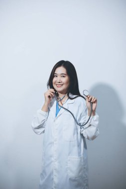 Elinde steteskop tutan genç bir erkek doktor.