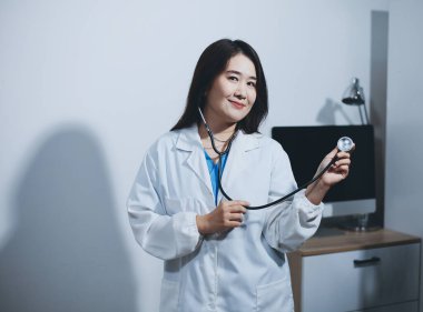 Elinde steteskop tutan genç bir erkek doktor.