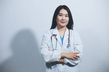 Elinde steteskop tutan genç bir erkek doktor.