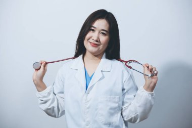 Elinde steteskop tutan genç bir erkek doktor.