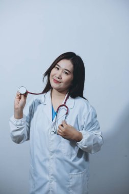 Elinde steteskop tutan genç bir erkek doktor.