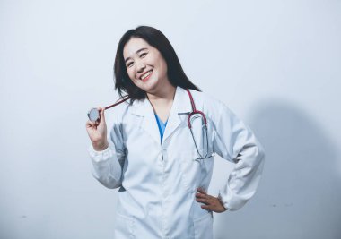 Elinde steteskop tutan genç bir erkek doktor.