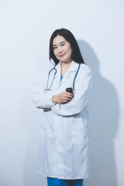 Tedavi için ilaç ya da ilaç tutan doktor ya da eczacı. Şişede antibiyotik hap var..