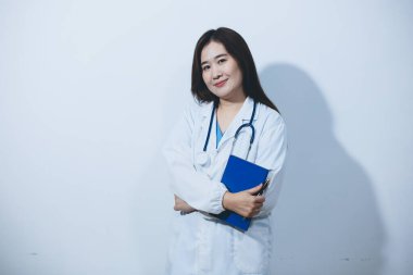 Kadın doktor portresi, elinde dosya var.