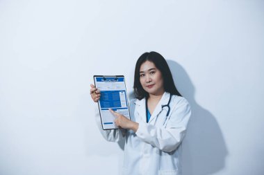 Kadın doktor portresi, elinde dosya var.