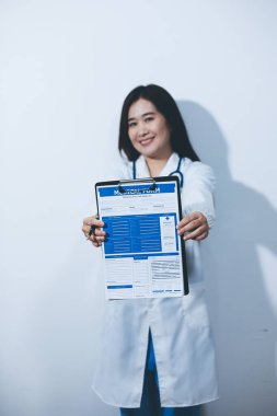 Kadın doktor portresi, elinde dosya var.