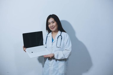 Dijital tabletle ayakta duran bir kadın eczacı.