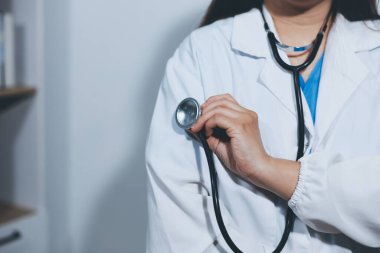 Elinde steteskop tutan genç bir erkek doktor.