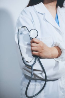 Elinde steteskop tutan genç bir erkek doktor.