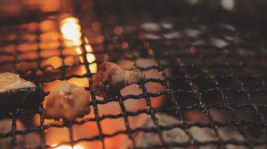 Galbi cızırdayan Kore barbekü deneyimi otantik restoran sahnesi için duman ve ızgara izleriyle dinamik pişirme hareketleri gösteriyor.