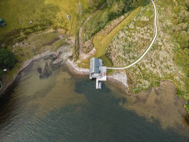 Küçük bir kayıkhane suların kenarında, sakin bir göle erişim sağlar. Bereketli yeşil çevre huzurlu atmosferi arttırır, sessiz bir geri çekilme için mükemmel..