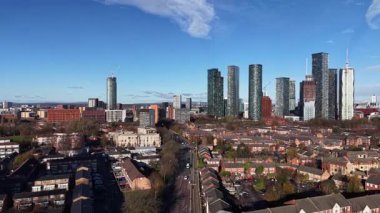 Bir grup arkadaş şehir merkezinde yürür, duvarlardaki renkli sokak sanatına hayran kalır, parlak bir öğleden sonra boyunca şehrin canlı atmosferinin tadını çıkarırlar..
