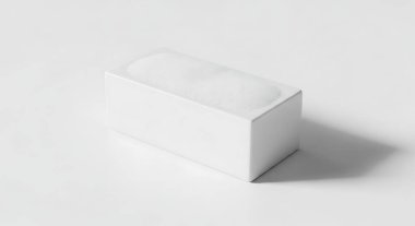 Beyaz dikdörtgen bir kutunun minimalist ve temiz bir görüntüsü, ürün modellemeleri veya ambalaj tasarımları için mükemmel, parlak beyaz bir yüzey üzerine ince bir gölge.