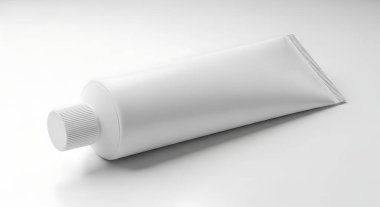 Krem, losyon ya da diş macunu için minimalist beyaz plastik bir tüp. Bu ürün paketleme şablonu yumuşak gölgeli beyaz bir yüzeyde izole edilmiştir.