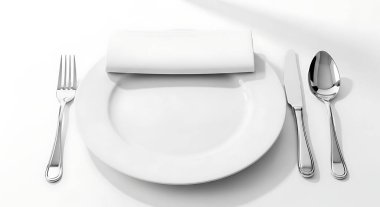Temiz beyaz bir yüzey üzerinde çatal, bıçak ve kaşık eşliğinde düzgünce katlanmış beyaz bir peçeteyle kaplı minimalist bir yer..