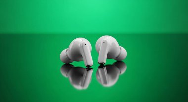 İki parlak beyaz kablosuz kulaklık belirgin şekilde parlak, yansıtıcı yeşil bir yüzey üzerinde sergilenir. Canlı arka plan, ses cihazlarının modern ve teknolojik hissini arttırır..