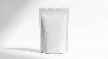 Beyaz bir yüzeyde gölgeli beyaz bir kesenin yakın plan çekimi..