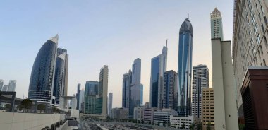 Kahire, Mısır - 01 01 01 2022: Açık gökyüzüne karşı çeşitli gökdelenleri olan şehir manzarası.