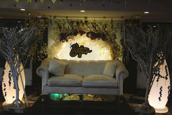 Çiçek duvarının önünde 