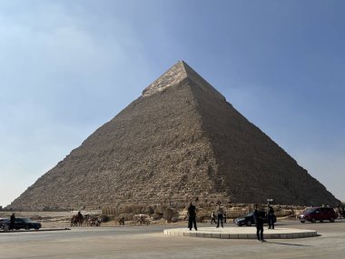 Kahire, Mısır - 01: 15 2025: Büyük Giza Piramidi açık mavi gökyüzünün altında, araçlar ve insanlar üsten görülebilir.