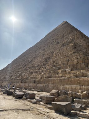 Kahire, Mısır - 01: 15 2025: Güneşin altındaki Büyük Giza Piramidi. Eski bir mucize.