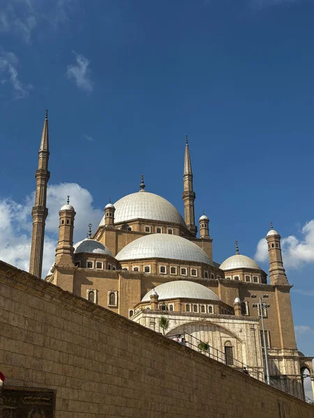 Muhammed Ali 'nin Kahire, Mısır' daki camiinin görkemli manzarası, açık mavi gökyüzüne karşı kubbeleri, minareleri ve detaylı mimarisini sergiliyor..