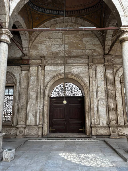 Kahire, Mısır 'daki Muhammed Ali Camii' nin mimari detayları. Karmaşık kemer ve taş işçiliği göze çarpıyor.