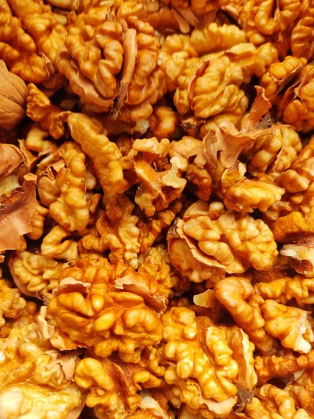 Bir yığın kabuklu cevizin yakın plan çekimi..