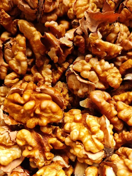 Ceviz yarımlarına yakın çekim, dokusunu ve rengini gösteriyor..