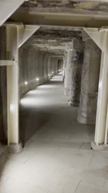 * * Aydınlatılmış, taş bir tünel ya da yeraltı koridoru sütunları ve sert bir tavanı olan, muhtemelen antik. İyi misin?