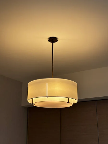 Aydınlık, dairesel lamba armatürü tavandan duvara ve kapalı dolap kapılarına sarkıyor..