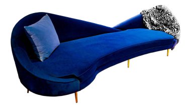 Mavi yastıklı mavi kadife şezlong ve zebra desenli destek yastığı. Beyazda izole edilmiş.