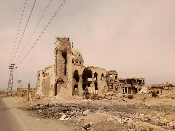 Çardağı, çimleri, ağaçları ve taş yolu olan bir bahçe tasarımı. Işık sıcak ve davetkar bir atmosfer yaratır..