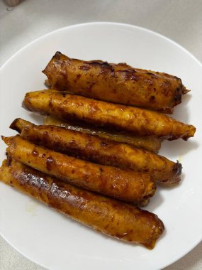 Tabakta turon. Çıtır çıtır, karamelli muzlu börek. Tatlı Filipin yemeği ya da tatlı.